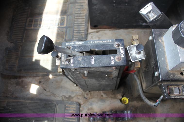 image for item H7449 1995 Ford L8000 dump truck