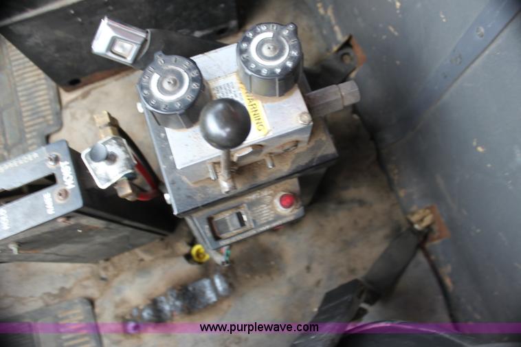 image for item H7449 1995 Ford L8000 dump truck