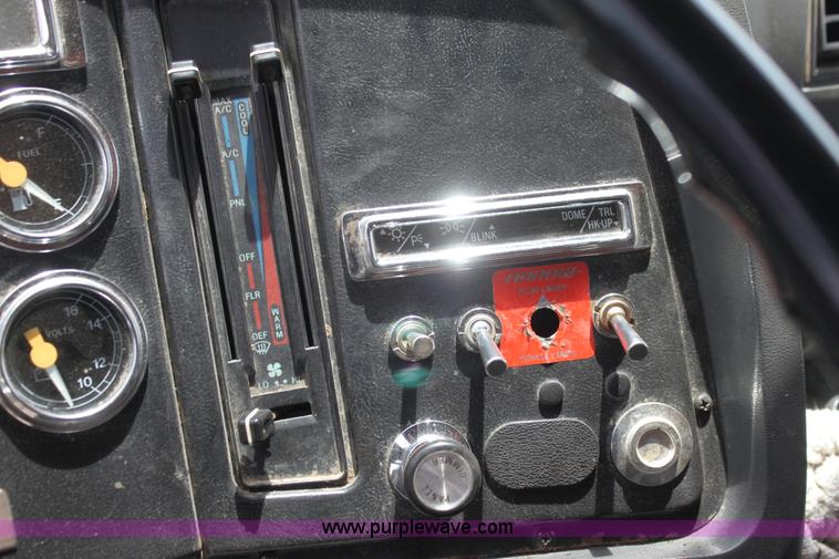 image for item H7449 1995 Ford L8000 dump truck