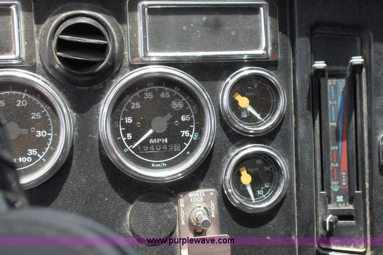 image for item H7449 1995 Ford L8000 dump truck