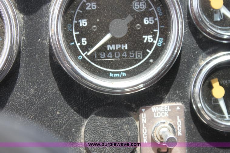 image for item H7449 1995 Ford L8000 dump truck