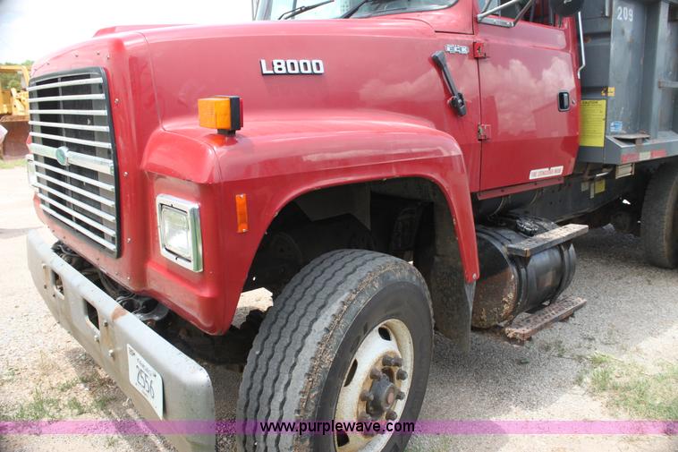 image for item H7449 1995 Ford L8000 dump truck