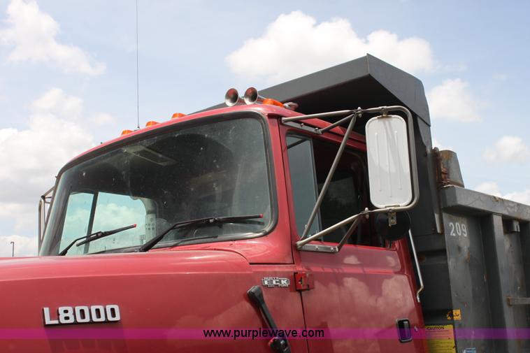 image for item H7449 1995 Ford L8000 dump truck