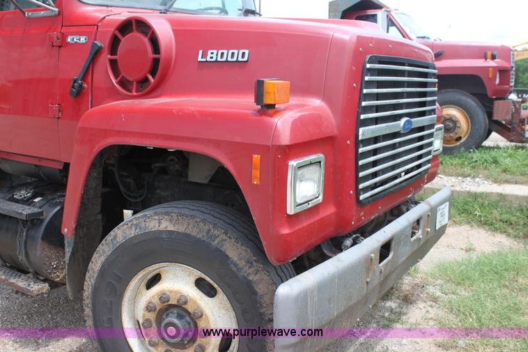 image for item H7449 1995 Ford L8000 dump truck
