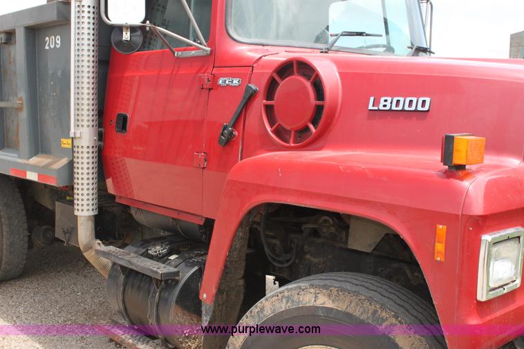 image for item H7449 1995 Ford L8000 dump truck