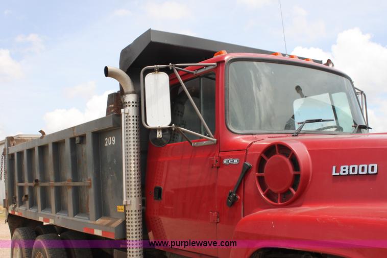 image for item H7449 1995 Ford L8000 dump truck