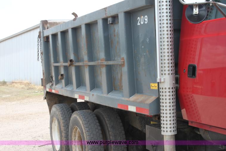 image for item H7449 1995 Ford L8000 dump truck