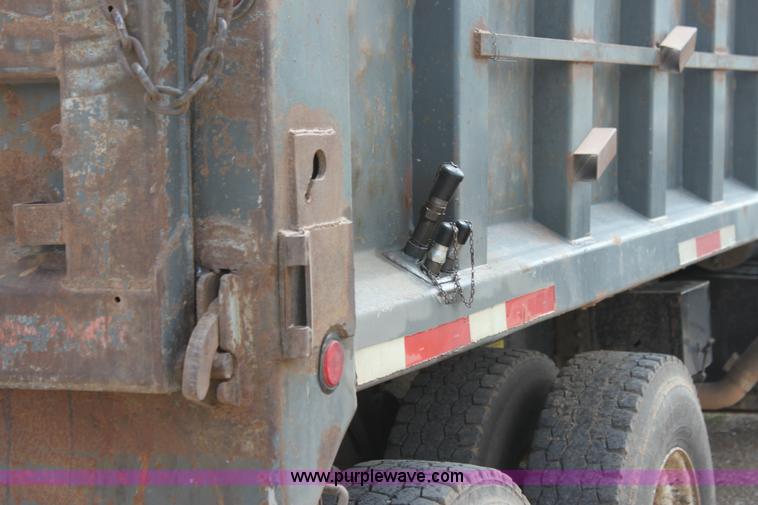 image for item H7449 1995 Ford L8000 dump truck