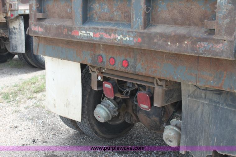 image for item H7449 1995 Ford L8000 dump truck