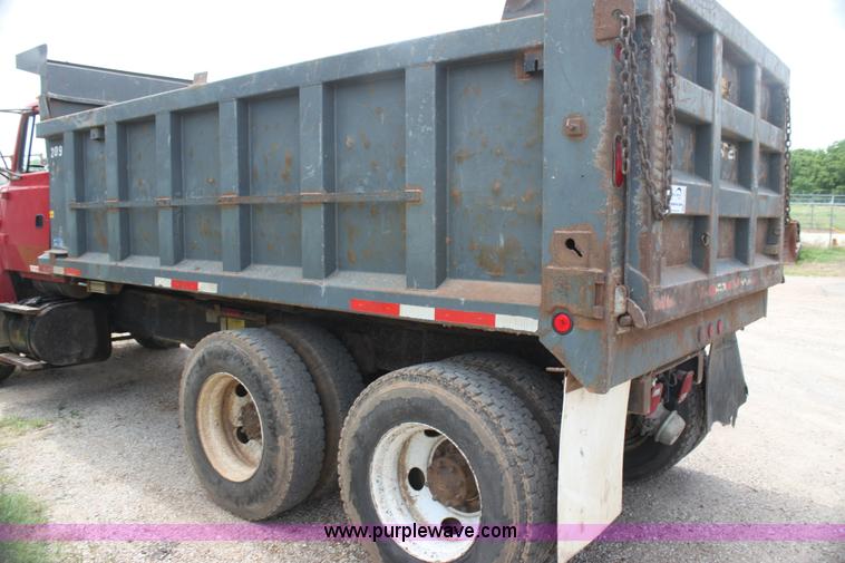image for item H7449 1995 Ford L8000 dump truck