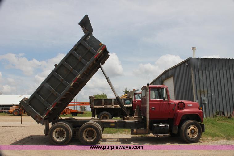 image for item H7449 1995 Ford L8000 dump truck