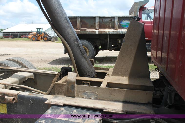 image for item H7449 1995 Ford L8000 dump truck