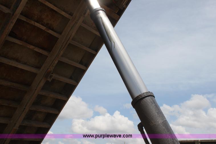 image for item H7449 1995 Ford L8000 dump truck