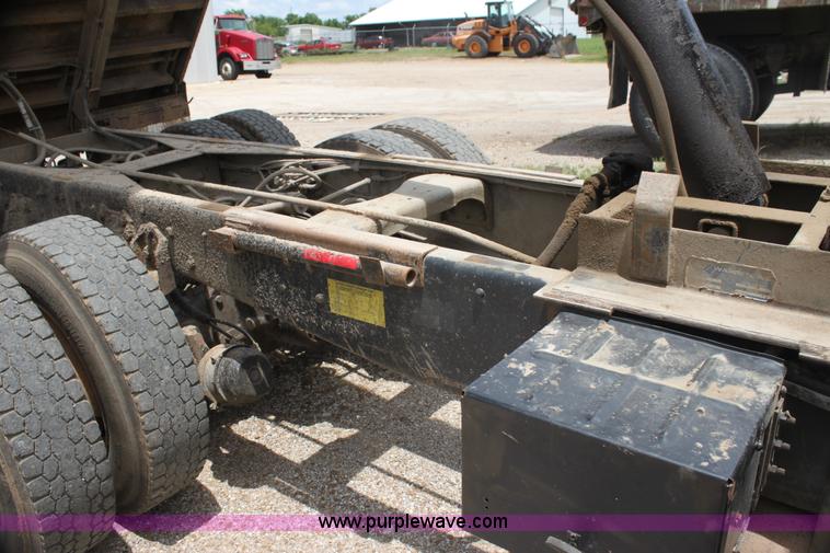 image for item H7449 1995 Ford L8000 dump truck
