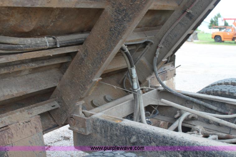 image for item H7449 1995 Ford L8000 dump truck