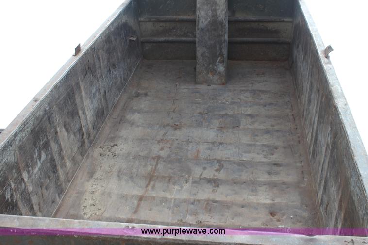 image for item H7449 1995 Ford L8000 dump truck