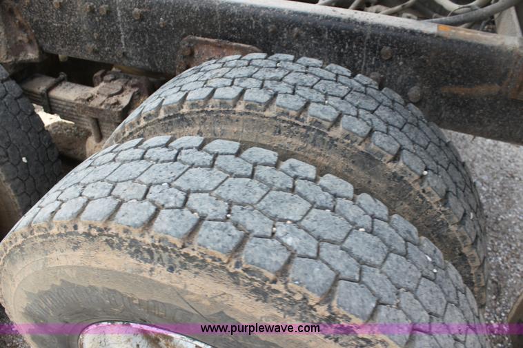 image for item H7449 1995 Ford L8000 dump truck