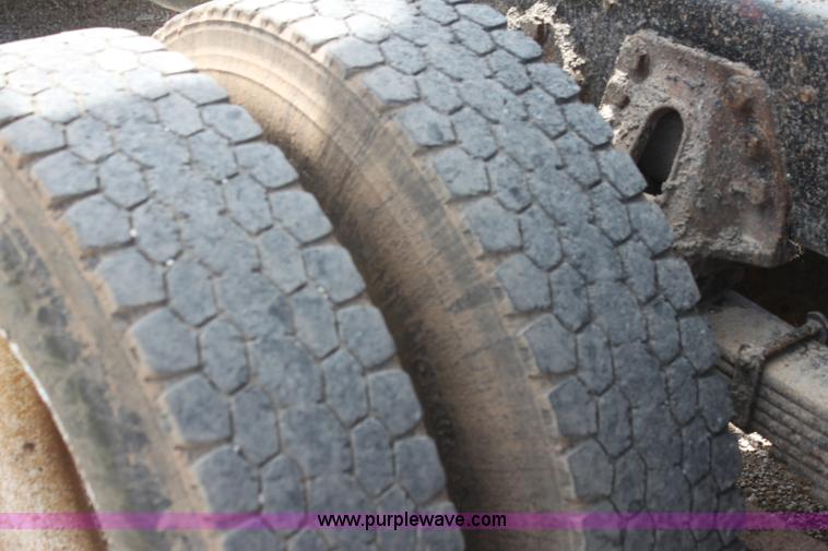 image for item H7449 1995 Ford L8000 dump truck