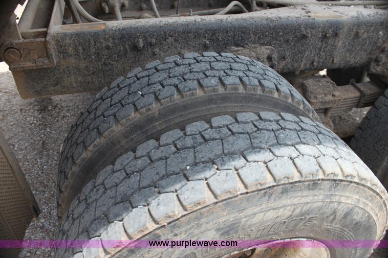 image for item H7449 1995 Ford L8000 dump truck