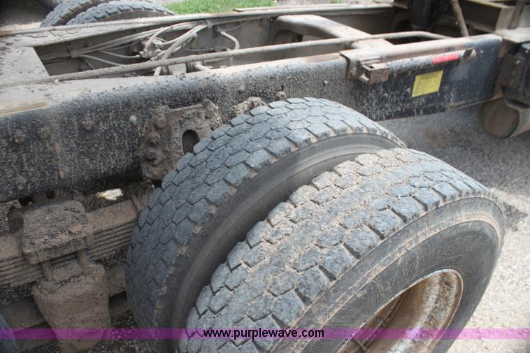 image for item H7449 1995 Ford L8000 dump truck