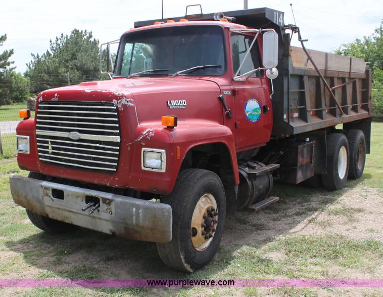 image for item H7450 1994 Ford L8000 dump truck