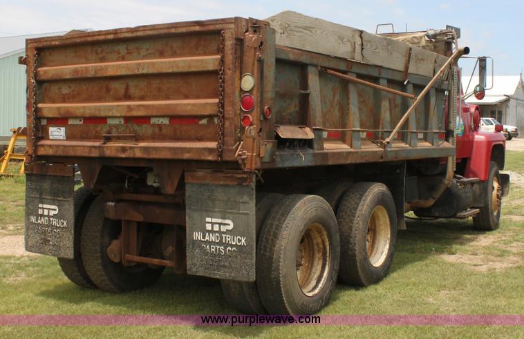 image for item H7450 1994 Ford L8000 dump truck
