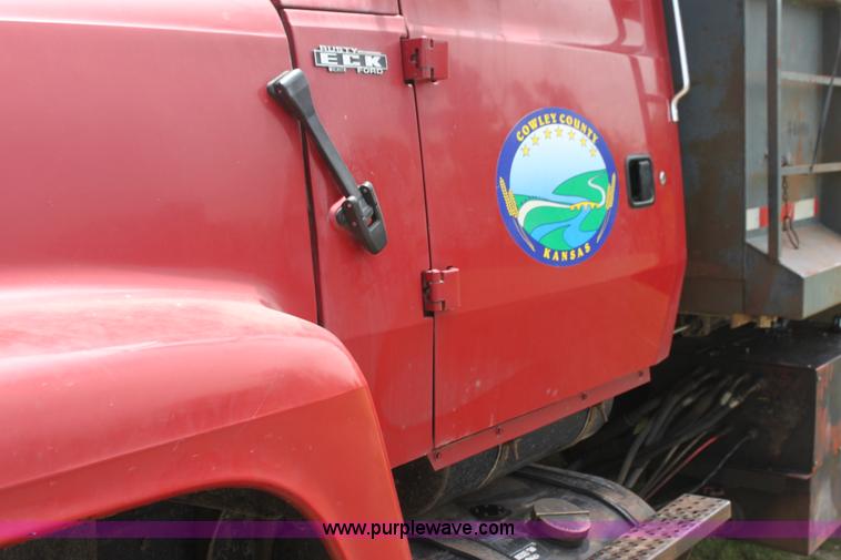 image for item H7450 1994 Ford L8000 dump truck