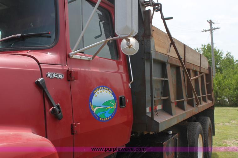 image for item H7450 1994 Ford L8000 dump truck