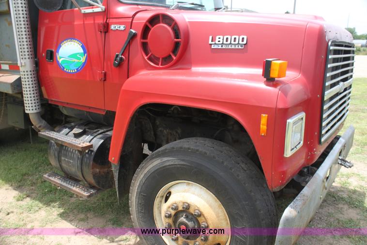 image for item H7450 1994 Ford L8000 dump truck