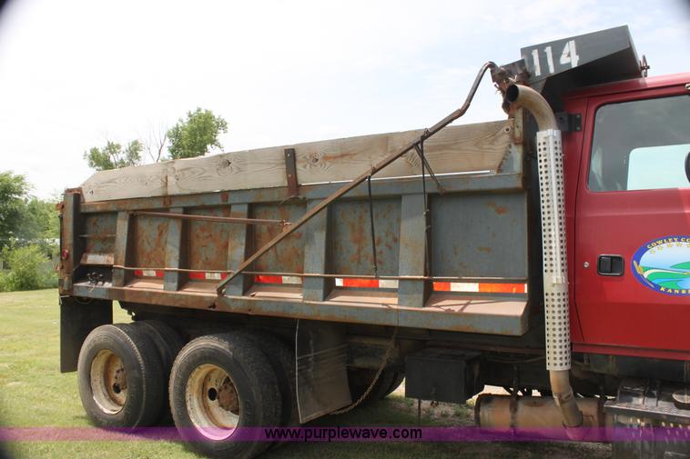image for item H7450 1994 Ford L8000 dump truck