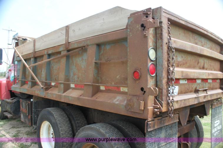 image for item H7450 1994 Ford L8000 dump truck