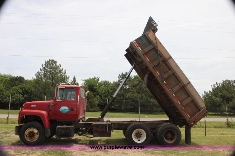 image for item H7450 1994 Ford L8000 dump truck