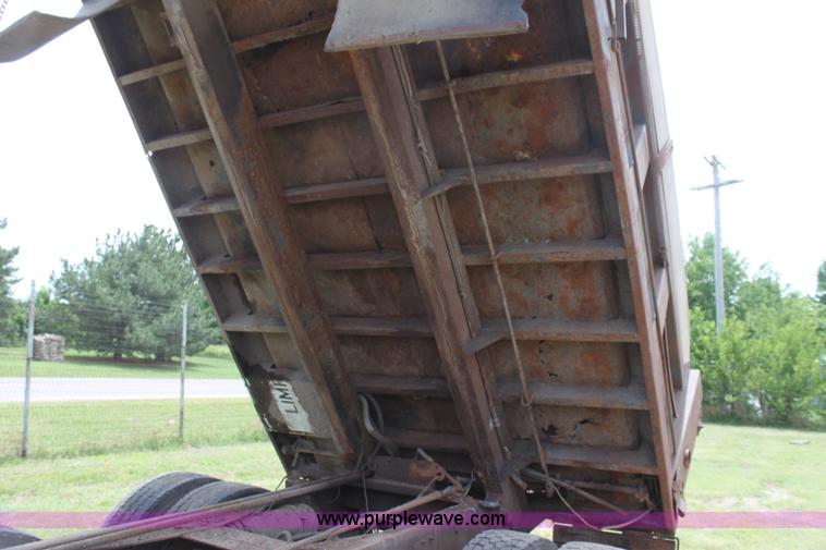 image for item H7450 1994 Ford L8000 dump truck