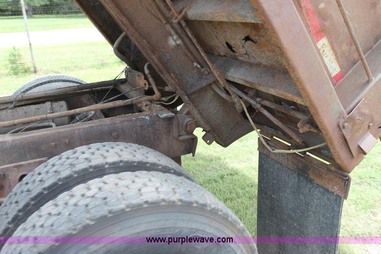 image for item H7450 1994 Ford L8000 dump truck