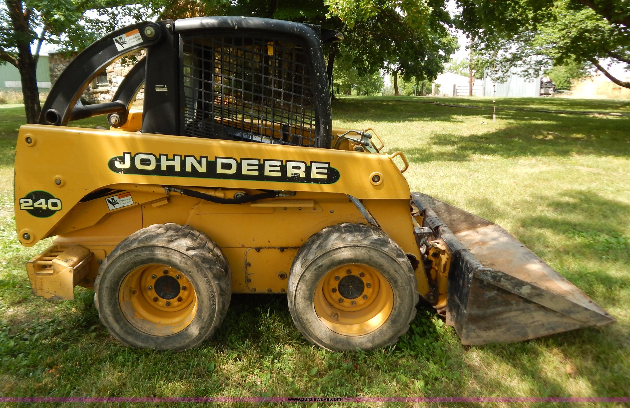 2000 John Deere 240 skid steer in Sparta, MO Item F4019 sold Purple
