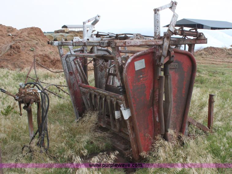 image for item C1221 Bow Man hydraulic calf chute