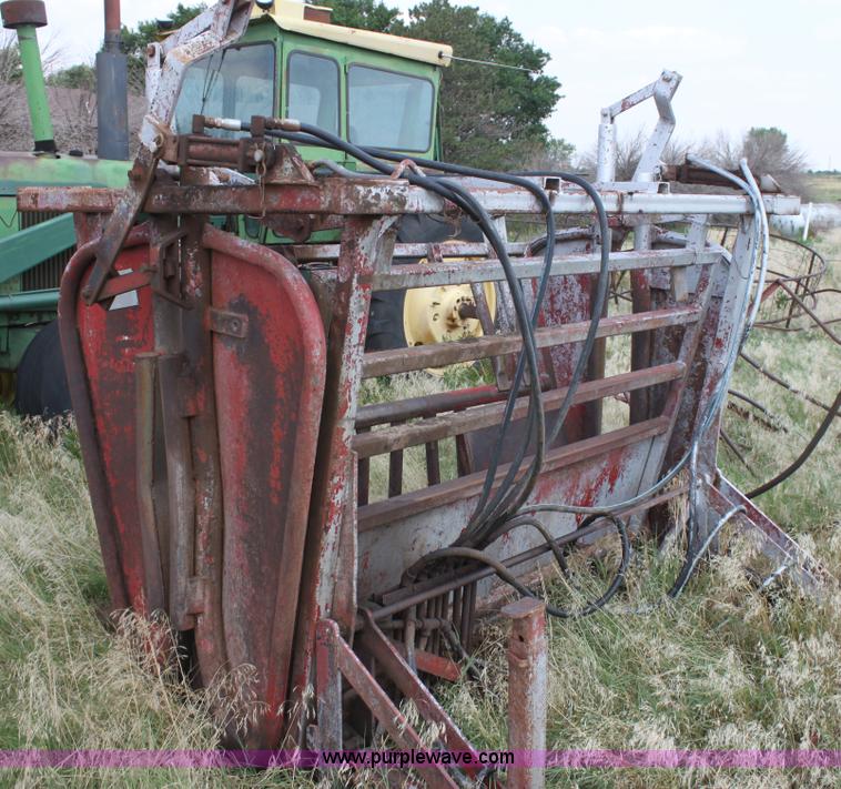 image for item C1221 Bow Man hydraulic calf chute