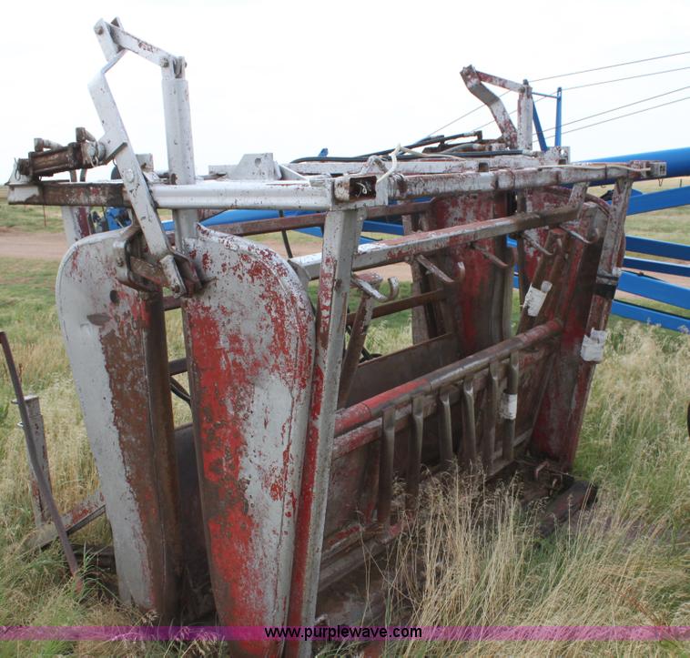 image for item C1221 Bow Man hydraulic calf chute