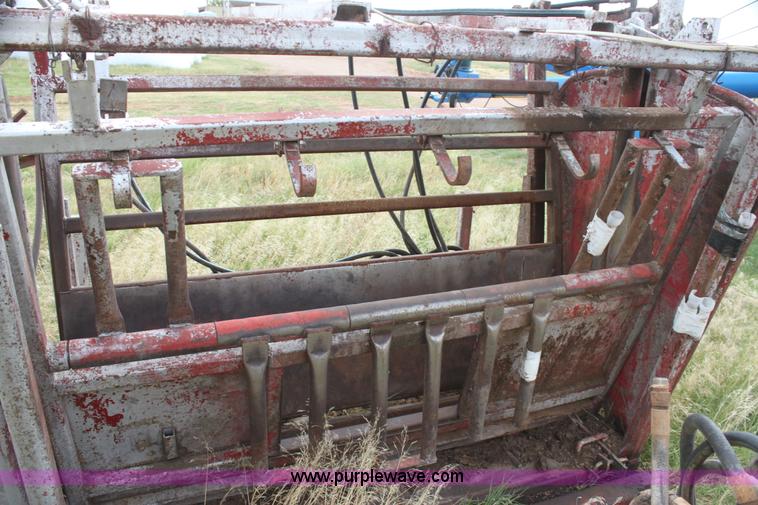 image for item C1221 Bow Man hydraulic calf chute