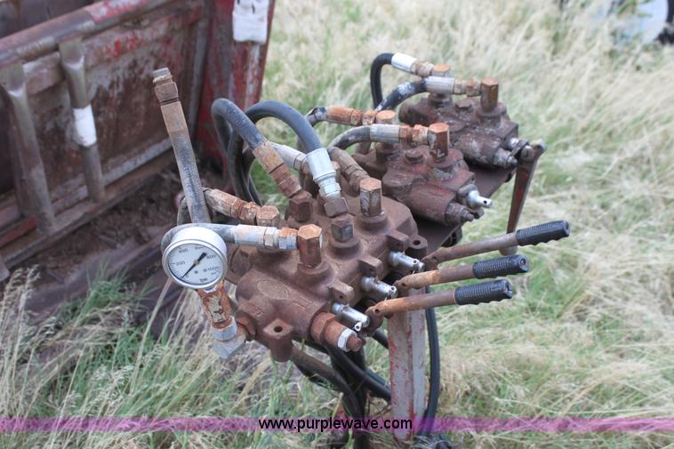 image for item C1221 Bow Man hydraulic calf chute