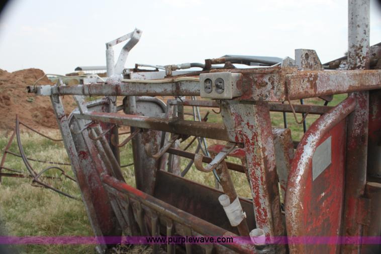 image for item C1221 Bow Man hydraulic calf chute
