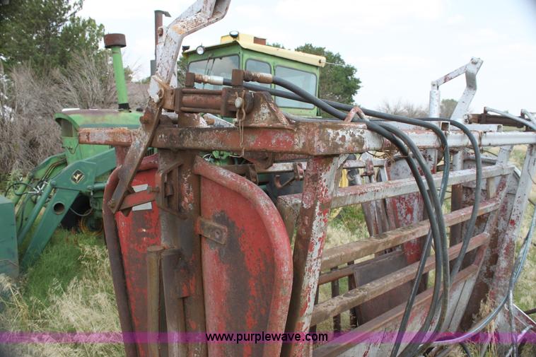 image for item C1221 Bow Man hydraulic calf chute