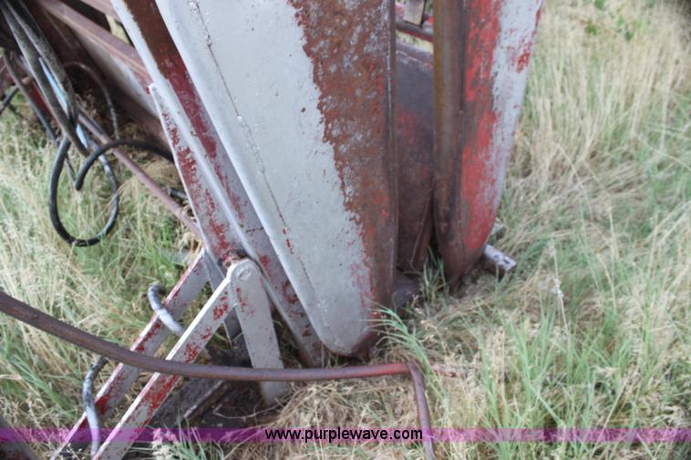 image for item C1221 Bow Man hydraulic calf chute