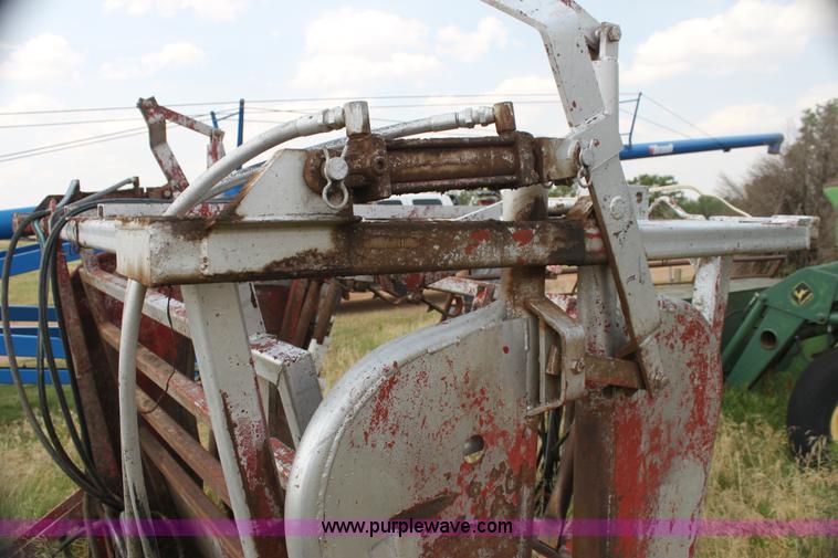 image for item C1221 Bow Man hydraulic calf chute