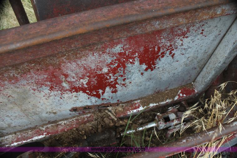 image for item C1221 Bow Man hydraulic calf chute