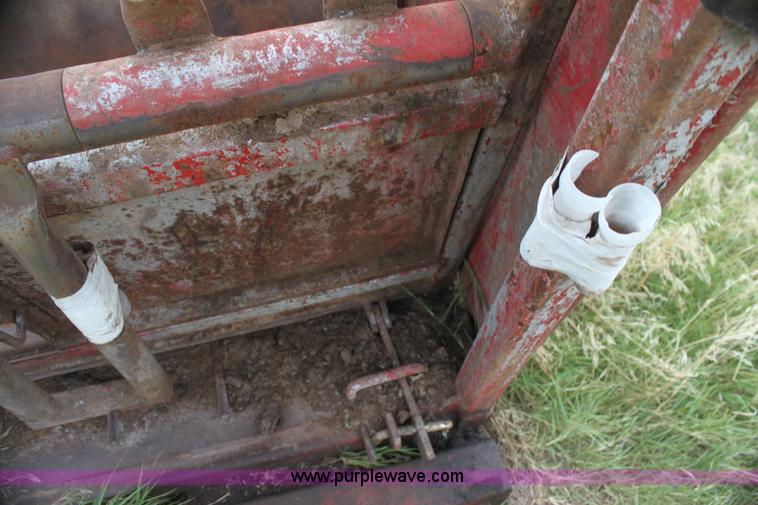 image for item C1221 Bow Man hydraulic calf chute