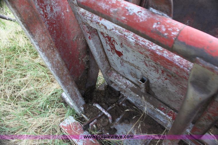 image for item C1221 Bow Man hydraulic calf chute