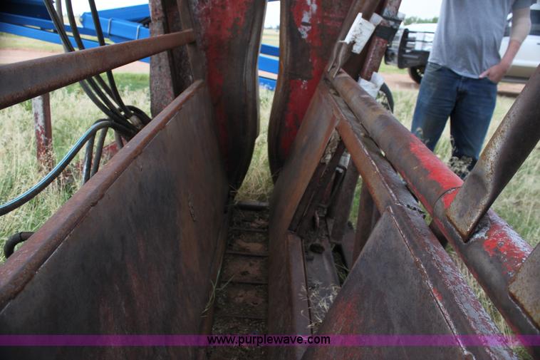 image for item C1221 Bow Man hydraulic calf chute