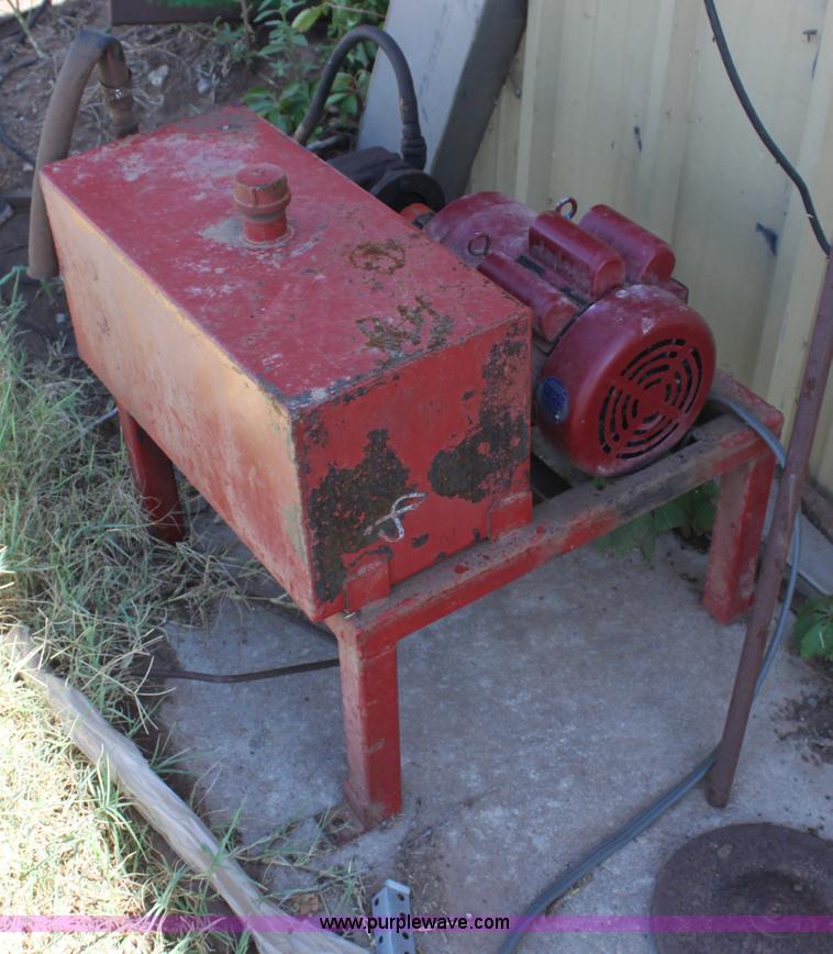 image for item C1221 Bow Man hydraulic calf chute