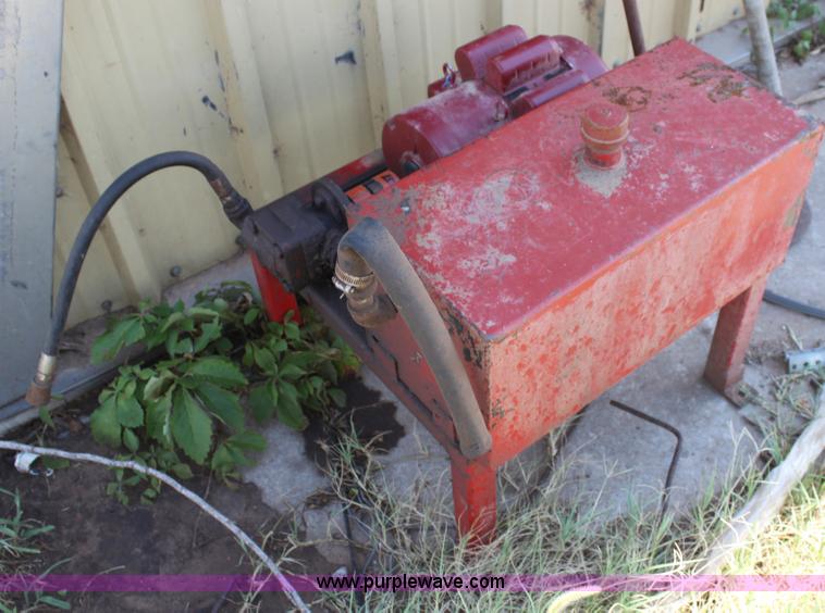 image for item C1221 Bow Man hydraulic calf chute